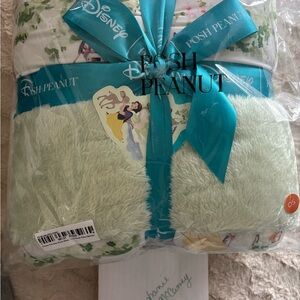 Disney Posh Peanut Snow White luxe plush Blanket